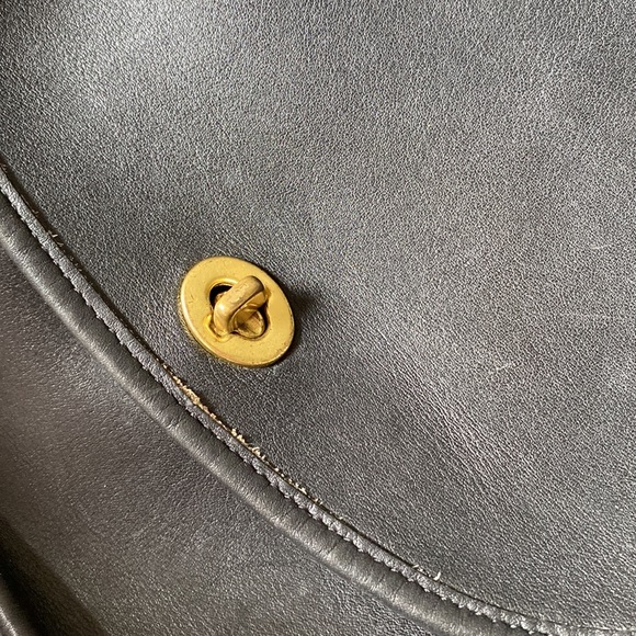 Coach saddle crossbody adjustable front flap closure black gold 2 pockets - Picture 2 of 7